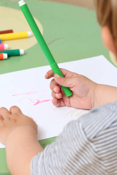 mano de un niño que dibuja - bebes 0 1 fotografías e imágenes de stock