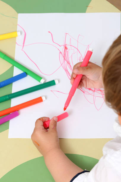 mano de un niño que dibuja - bebes 0 1 fotografías e imágenes de stock