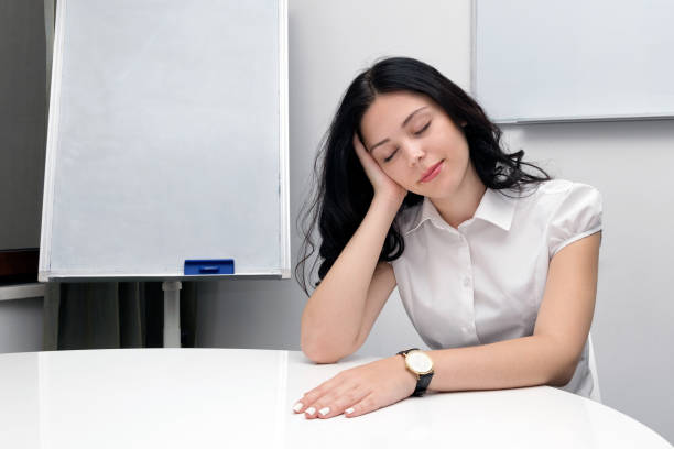 職場で座って疲れて実業家 - 自律神経失調症 女性 ストックフォトと画像