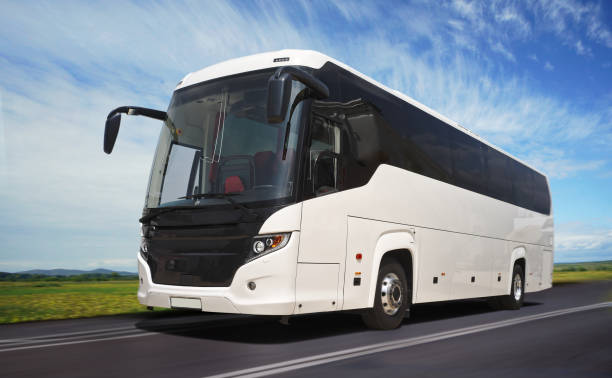 bus touristique blanc - car transporter photos photos et images de collection