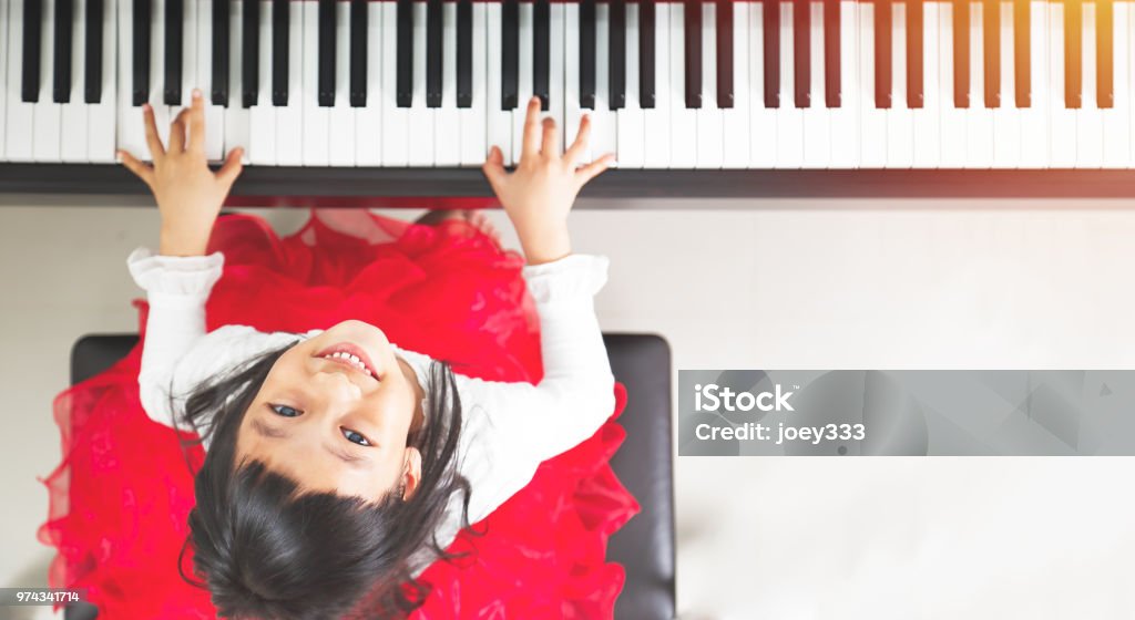 Little Pianiste - Photo de Enfant libre de droits