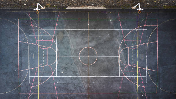 グランジ スポーツ フィールドの平面図です。 - soccer field dirty soccer outdoors ストックフォトと画像