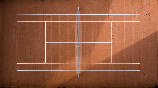 Vista superior de una pista de tenis abandonada. photo