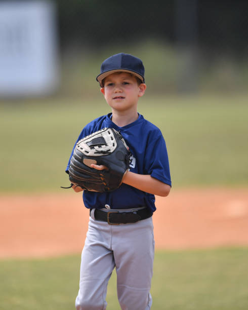 young boy playing baseball - baseball pitcher small sports league imagens e fotografias de stock