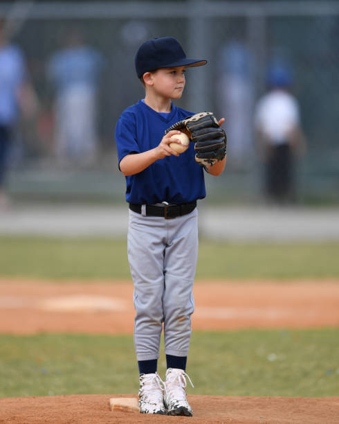 소년 게임하기 야구공 - baseball pitcher small sports league 뉴스 사진 이미지