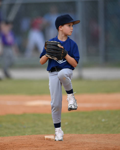 소년 게임하기 야구공 - baseball pitcher small sports league 뉴스 사진 이미지