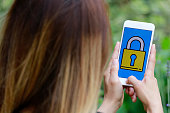 hand-mit-telefon-security-symbol-auf-dem-bildschirm.jpg?b=1&s=170x170&k=20&c=JAG3XEIVyCiHQSRIcY8VTTFUTSg15yEZUAeY7A1SY4c=