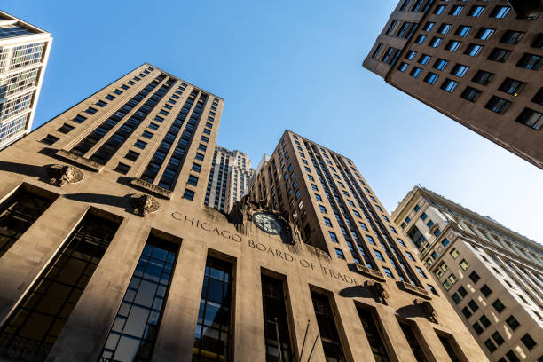 chicago board of trade building, un après-midi de printemps. - lasalle street photos et images de collection