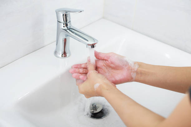 lavarse las manos con jabón bajo el grifo con agua limpia. - individuality human hand close up lifestyles fotografías e imágenes de stock