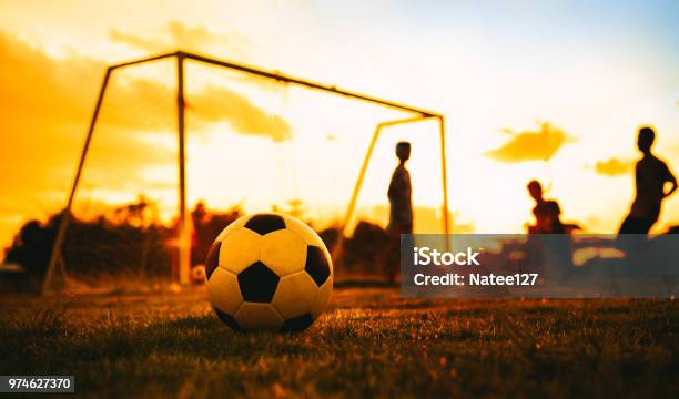 運動のために日没前にサッカーをプレーする子供のグループのアクション スポーツ写真 - サッカーのストックフォトや画像を多数ご用意 - サッカー, 子供, サッカーボール