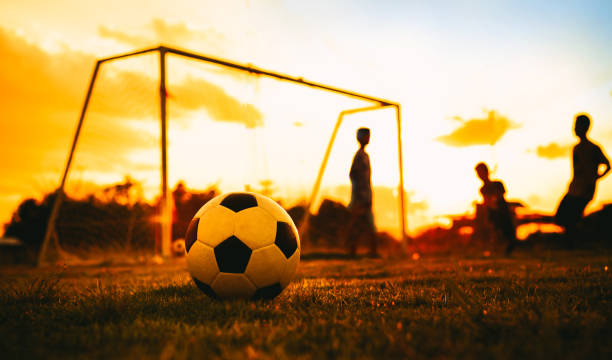 아이의 축구 축구는 일몰의 앞에 운동에 대 한 그룹의 액션 스포츠 그림. - earth brazil latin america little boys 뉴스 사진 이미지