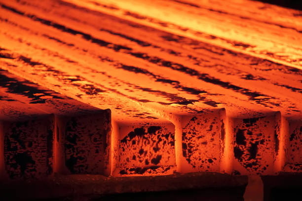 colata continua presso l'impianto metallurgico - melting furnace foto e immagini stock