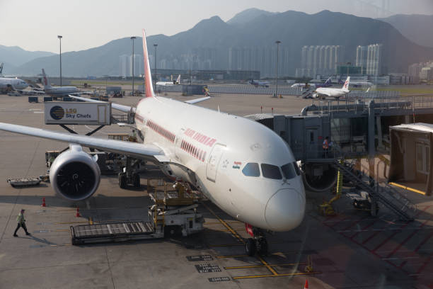 air india boeing 787 - airport hong kong information sign arrival - fotografias e filmes do acervo