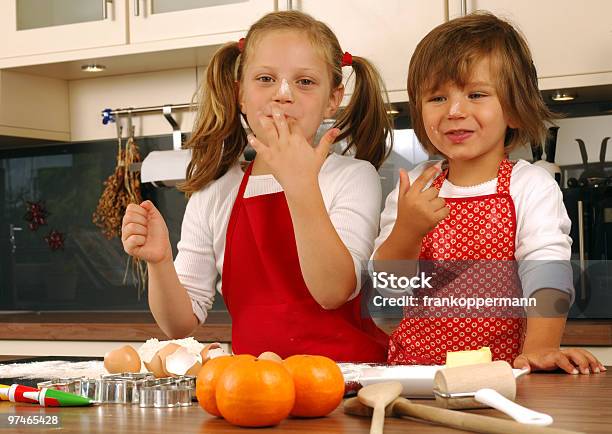 Für Kinder Stockfoto und mehr Bilder von Backen - Backen, Bruder, Das Leben zu Hause