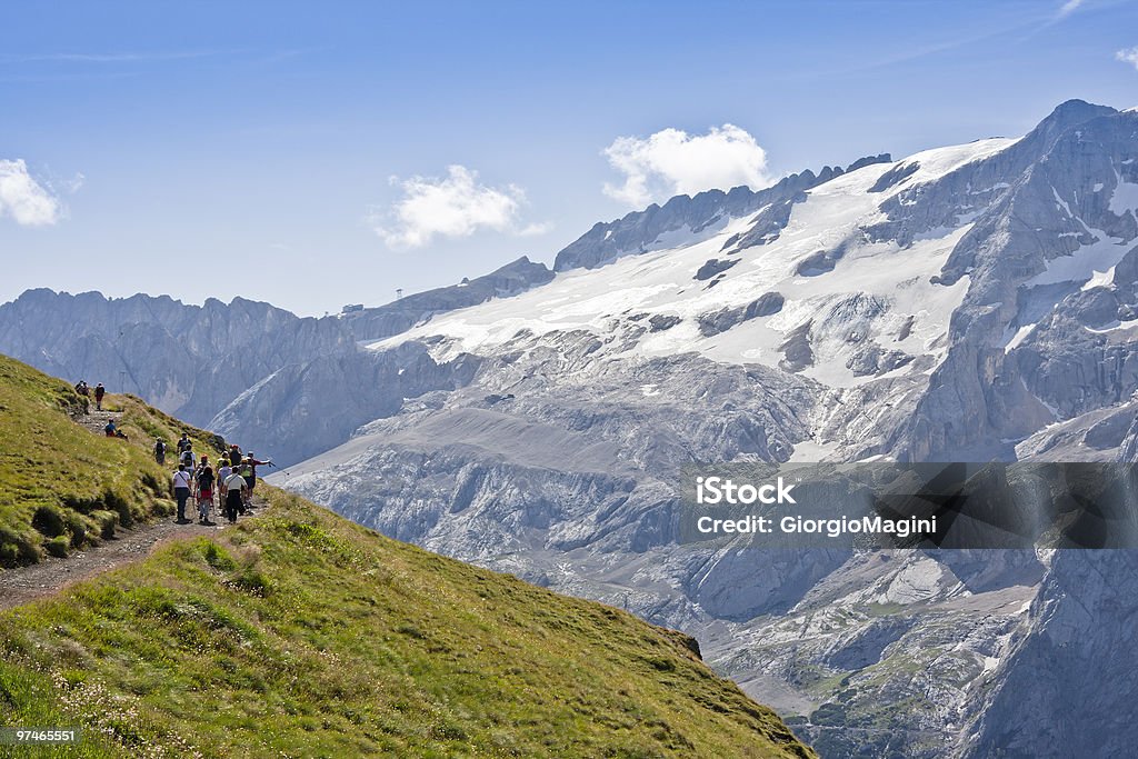 Trajeto de caminhada e de Marmolada Montanha no Verão, Montanhas Dolomitas - Royalty-free Alpes Europeus Foto de stock