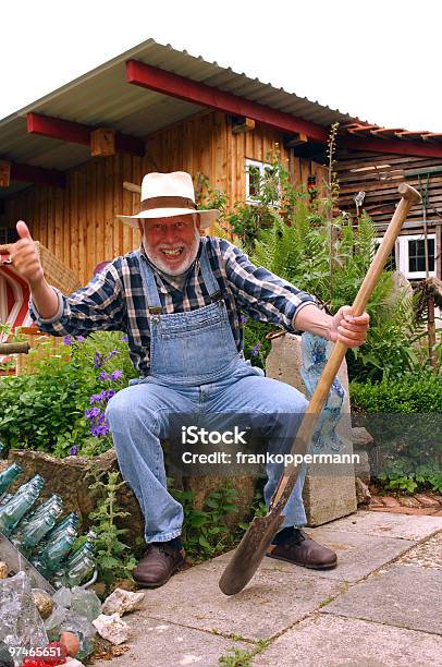 Im Garten Stockfoto und mehr Bilder von Aktiver Lebensstil - Aktiver Lebensstil, Aktiver Senior, Alter Erwachsener