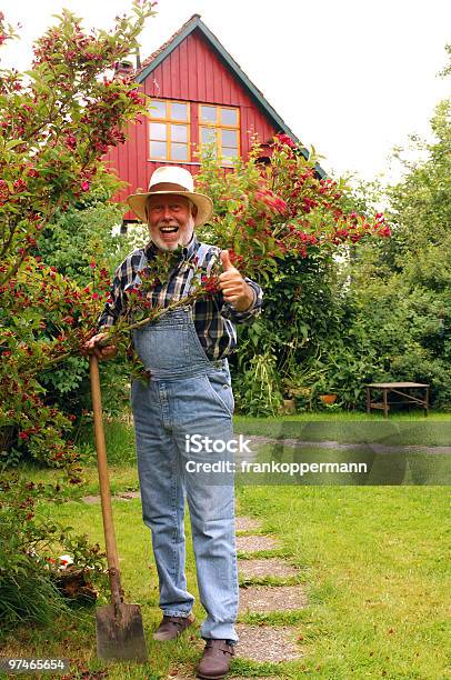 Im Garten Stockfoto und mehr Bilder von Aktiver Lebensstil - Aktiver Lebensstil, Aktiver Senior, Alter Erwachsener