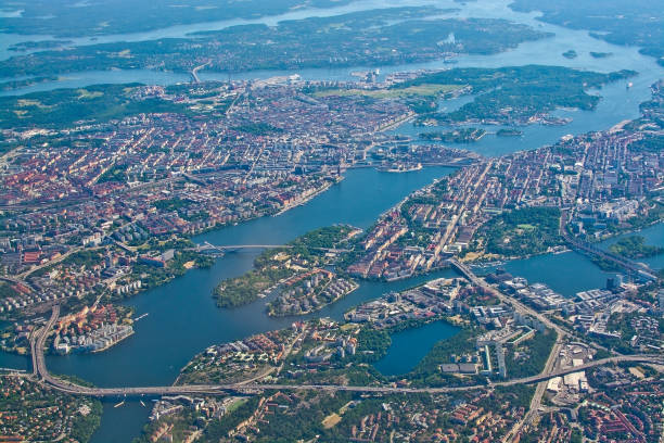 antena atirou sobre estocolmo, södermalm, cidade velha ilha essingeleden e djurgarden - stockholm archipelago sweden stockholm island - fotografias e filmes do acervo