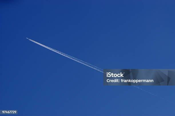 Contrail - Fotografie stock e altre immagini di Acciaio - Acciaio, Aeroplano, Bianco