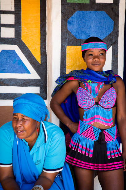 mujeres zulúes - south africa zulu bead african descent fotografías e imágenes de stock