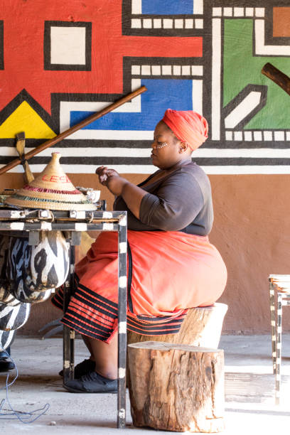 mujer africana haciendo recuerdos tradicionales - south africa zulu bead african descent fotografías e imágenes de stock