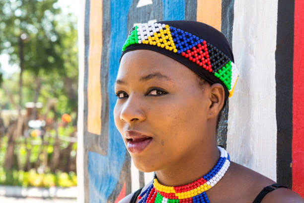 zulu mujer en traje típico - south africa zulu bead african descent fotografías e imágenes de stock