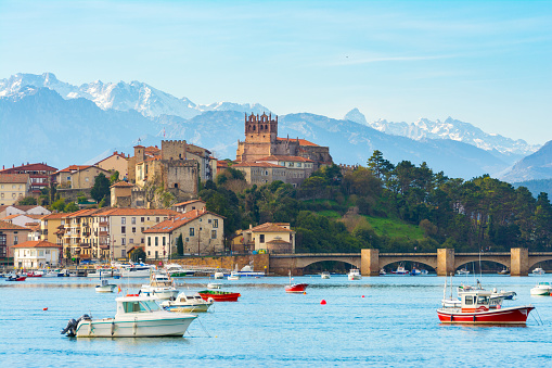 san Vicente de la barquera Spanish town with mountain range at background