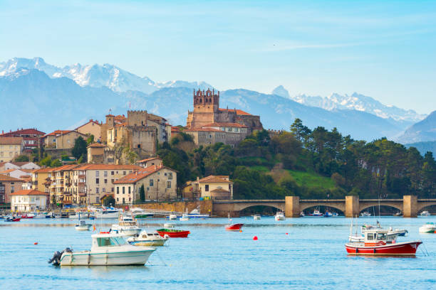 panoramic views to san vicente de la barquera traditional village at cantabria, spain san Vicente de la barquera Spanish town with mountain range at background cantabria stock pictures, royalty-free photos & images