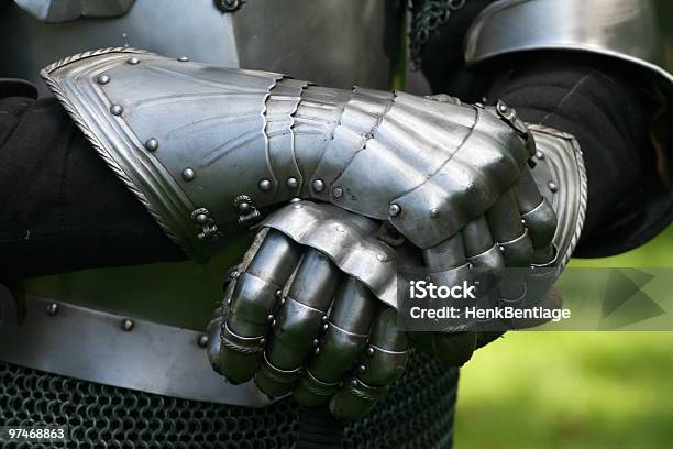 Guantes De Knight Foto de stock y más banco de imágenes de Guante - Guante, Caballero, Armadura tradicional