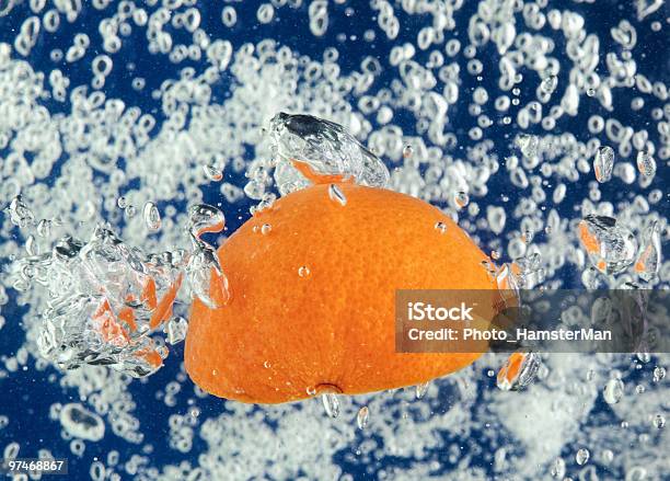 Photo libre de droit de Orange Flottant Dans Leau Avec Des Bulles Dair banque d'images et plus d'images libres de droit de Agrume