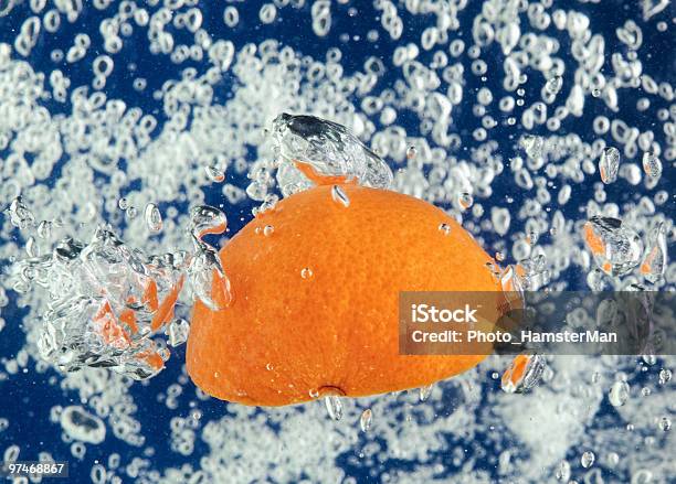 Orange Pływające W Wodzie Z Pęcherzyków Powietrza - zdjęcia stockowe i więcej obrazów Bańka
