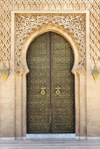 porta in stile arabo orientale a rabat - gate handle door traditional culture foto e immagini stock