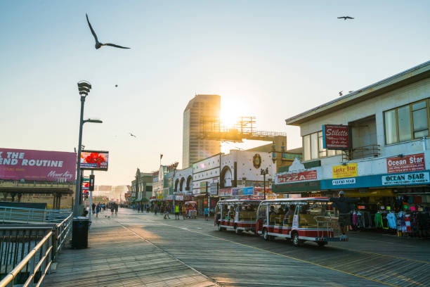 atlantic city,new jersey,usa. 09-04-17: atlantic city boardwalk at sunset. - atlantic city gambling new jersey built structure imagens e fotografias de stock