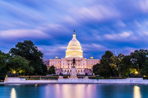 물에 황혼 wirth 반성에서 미국 국회 의사당 건물. - washington dc capital capitol building usa 뉴스 사진 이미지