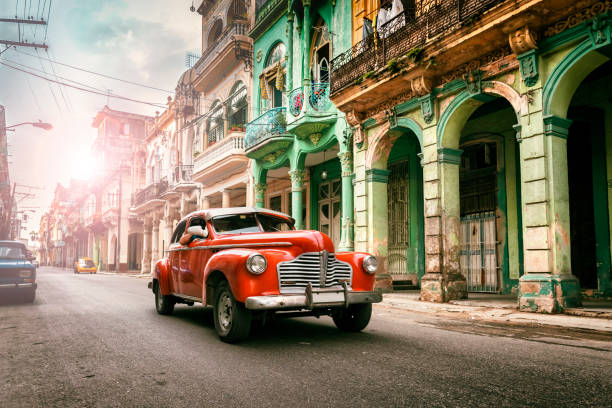 auto oldtimer americana classica d'epoca nel centro storico di l'avana cuba - taxi retro revival havana car foto e immagini stock