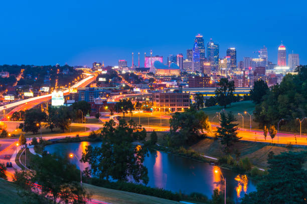 kansas, missouri, usa.  15/09/17, belle skyline de kansas city pendant la nuit. - kansas city missouri photos et images de collection