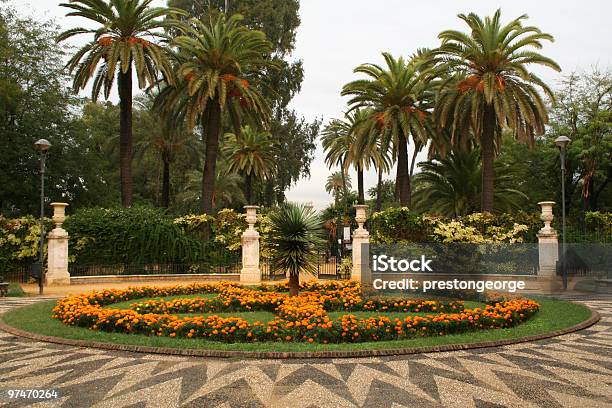 Foto de Entrada Do Parque e mais fotos de stock de Arquitetura - Arquitetura, Canteiro de Flores, Cena de tranquilidade