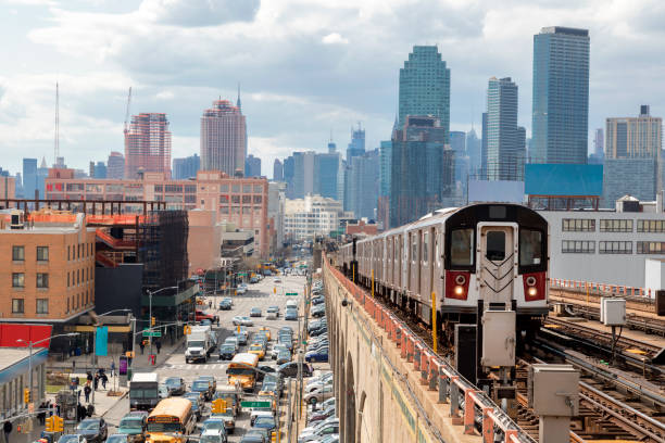 tren de metro llegar a la estación de metro elevada en camas queen, nueva york  - transporte público fotografías e imágenes de stock