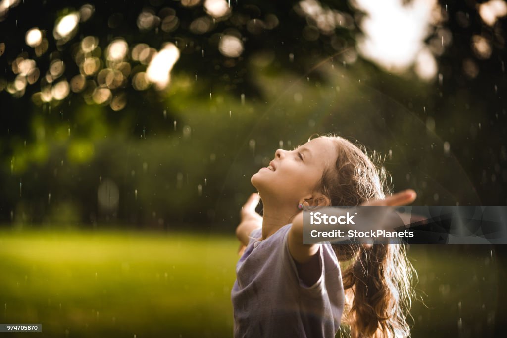 Gadis cantik menikmati hujan di alam - Bebas Royalti Anak - Umur manusia Foto Stok