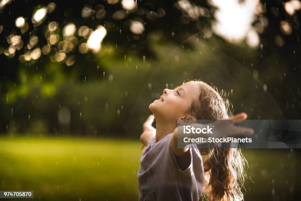 Gadis Cantik Menikmati Hujan Di Alam Foto Stok - Unduh Gambar Sekarang - Anak - Umur manusia, Alam, Keluarga - Hubungan kekerabatan