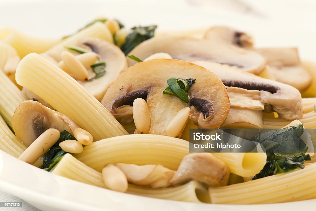 Rigatoni com cogumelos - Foto de stock de Cogumelo Comestível royalty-free