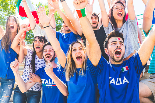 Partidarios italianos celebrando en el estadio con banderas photo
