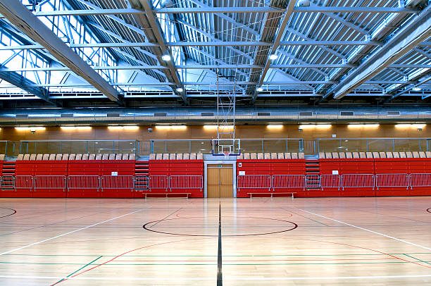 vacío sports hall posición central - school gymnasium parquet floor sport empty fotografías e imágenes de stock