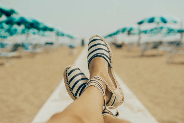 entspannte frau am strand - sea summer umbrella beach stock-fotos und bilder