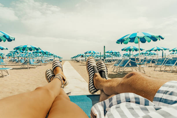 casal descontraído na praia - rimini - fotografias e filmes do acervo