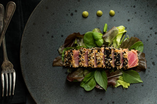 a la parrilla bistec rodajas atún en sésamo con salsa de wasabi y ensalada - tuna steak grilled tuna food fotografías e imágenes de stock