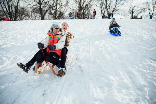 sleigh racing nella neve - skiing ski family friendship foto e immagini stock