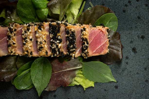 a la parrilla bistec rodajas atún en sésamo con salsa de wasabi y ensalada - tuna steak fillet food plate fotografías e imágenes de stock