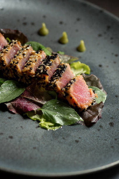 filete de atún fresco a la plancha con ensalada y salsa de wasabi - tuna tuna steak raw freshness fotografías e imágenes de stock