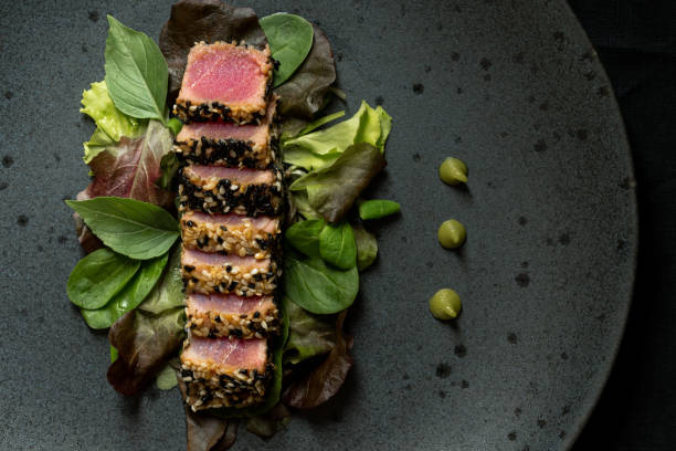 a la parrilla bistec rodajas atún en sésamo con salsa de wasabi y ensalada - tuna steak fillet food plate fotografías e imágenes de stock